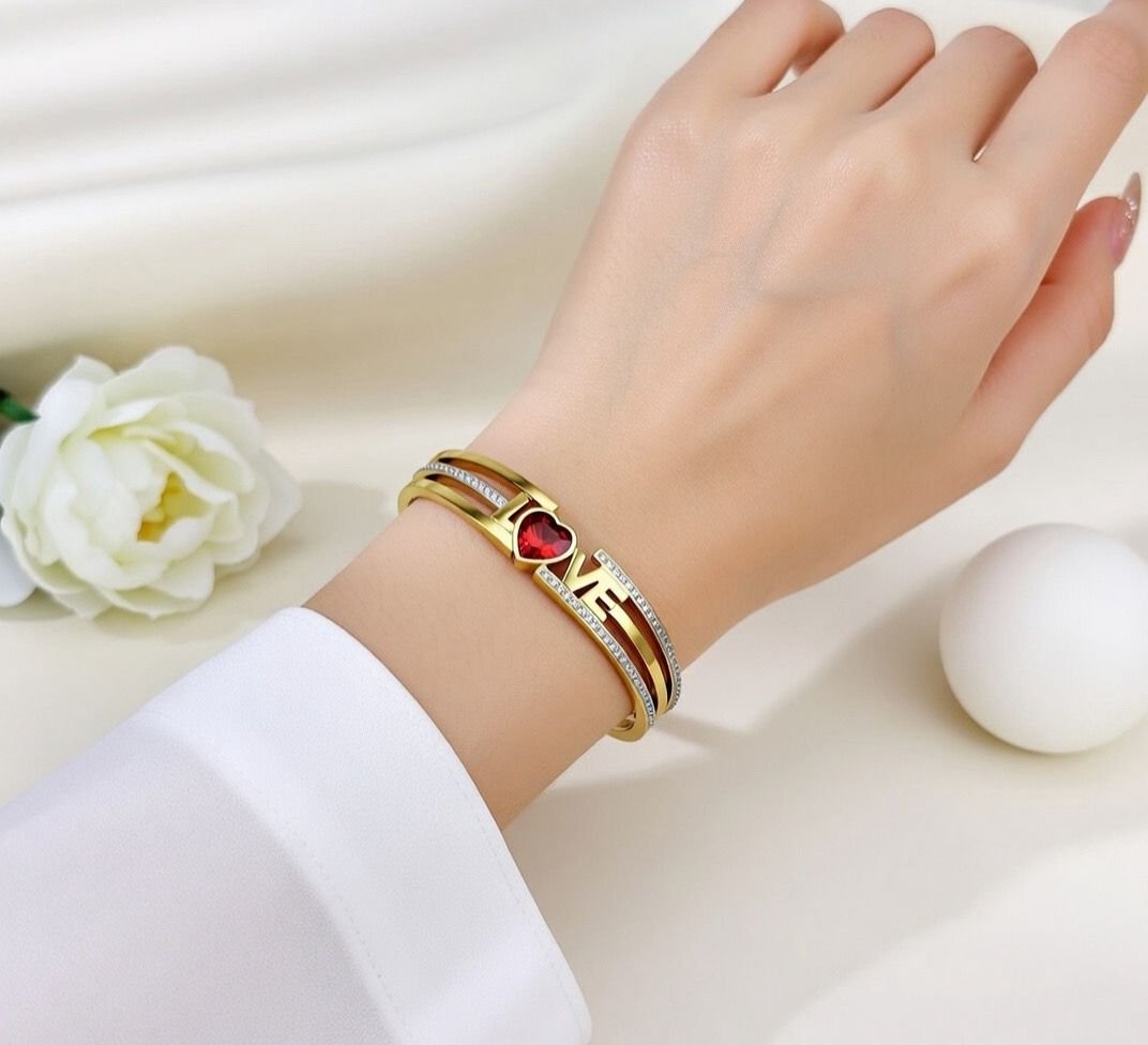 LOVE TAŞLI ÇELİK KELEPÇE