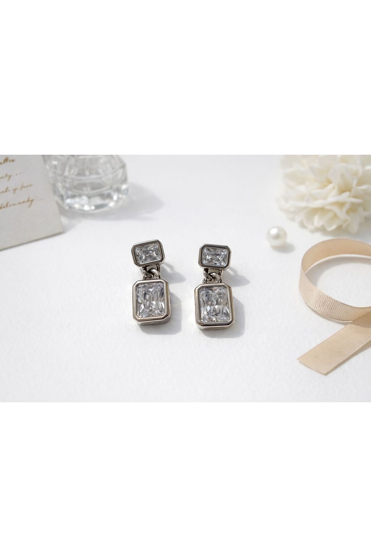 Baget Taşlı Çelik Küpe Kadın