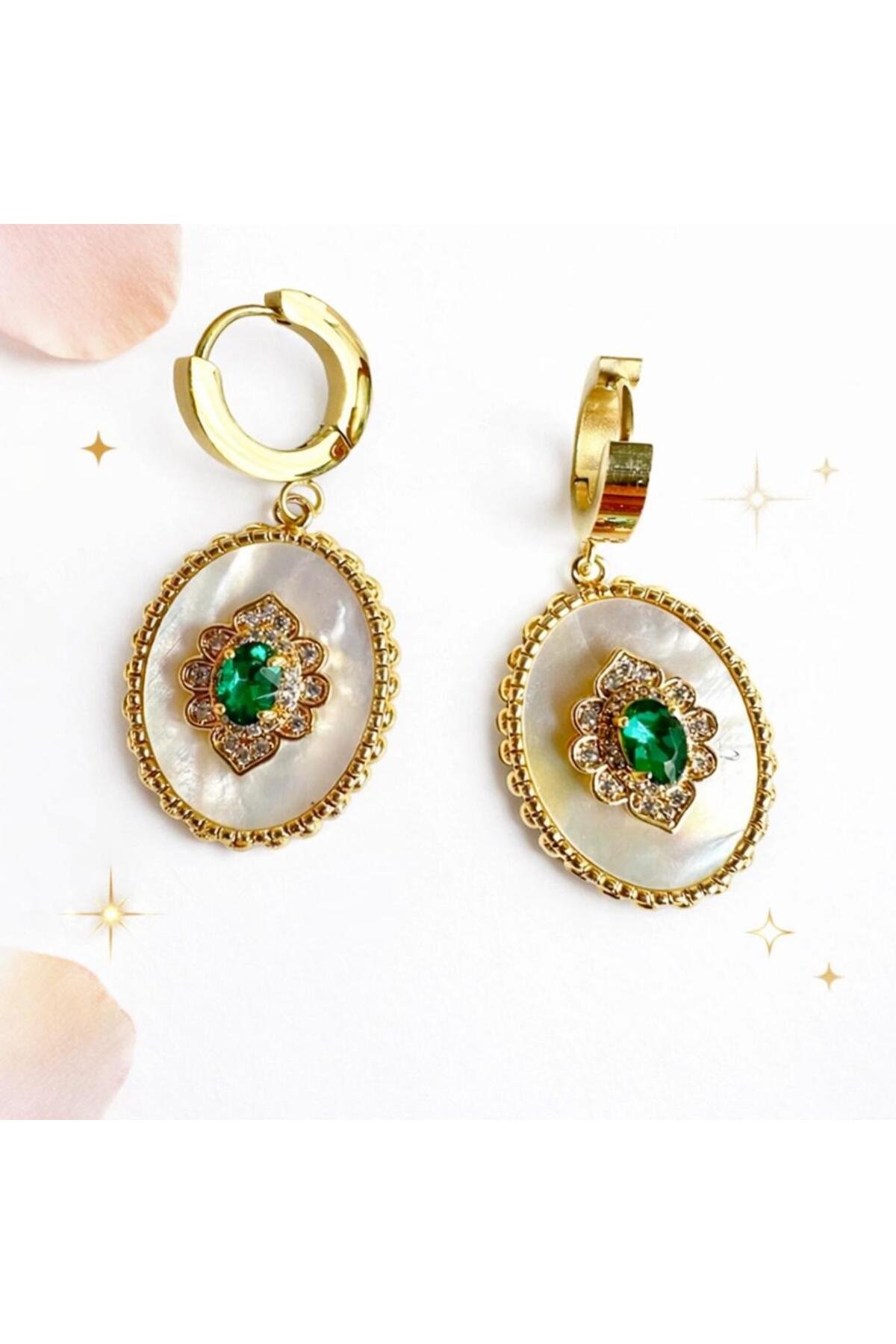 ARCHHAZEL JEWELRY İnci Zeminli Yeşil Taş Detaylı Gold Renk Sallantılı Küpe