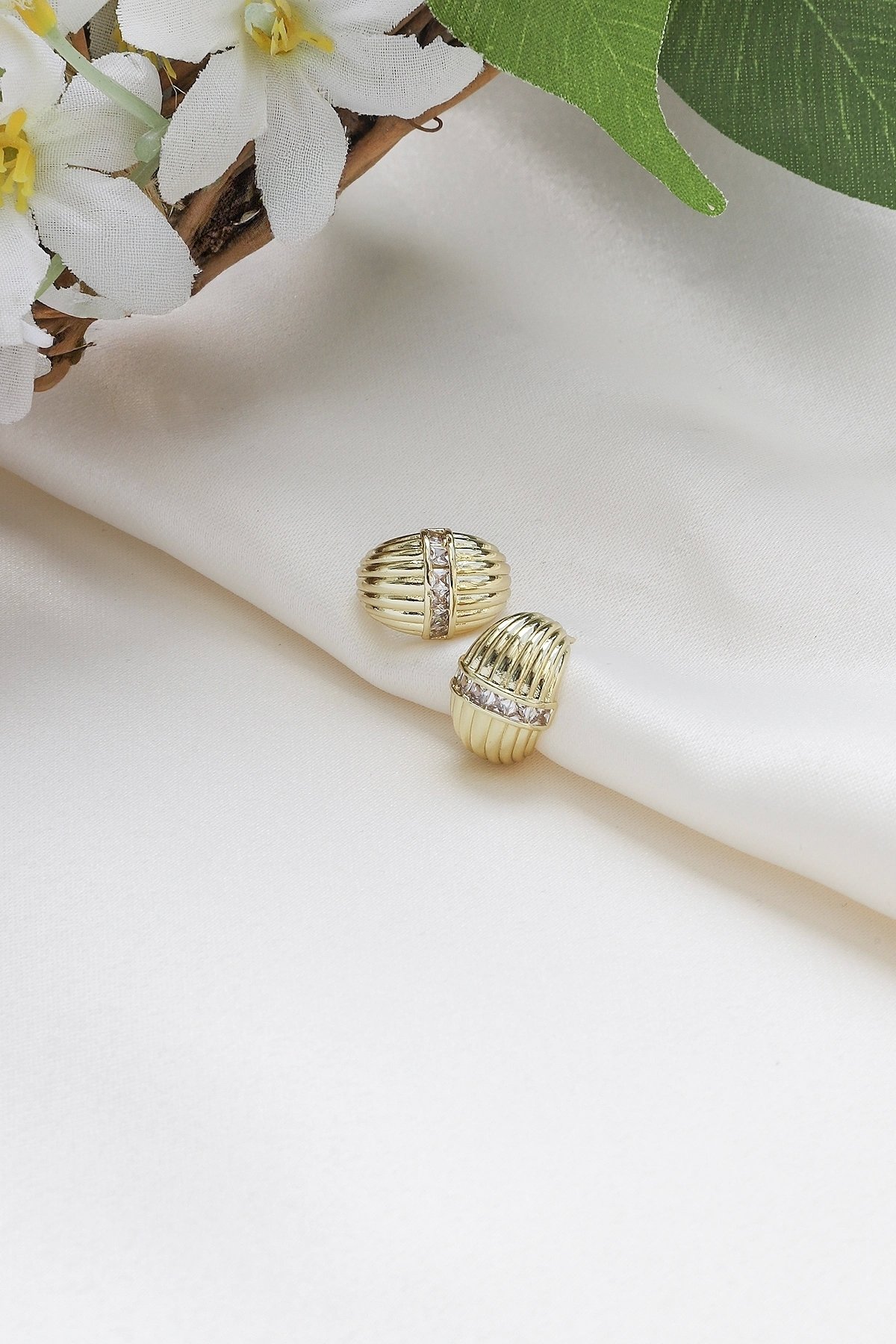 Bombeli Taşlı Çelik Küpe