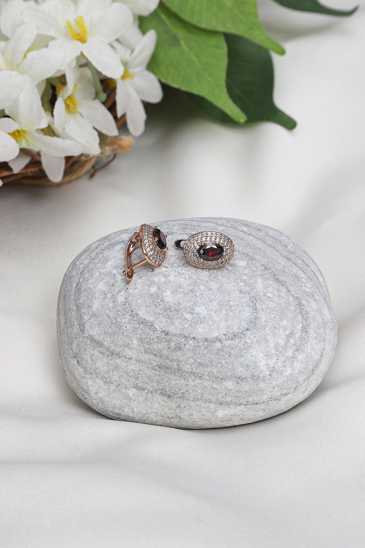 Topaz Saplama Bordo Küpe