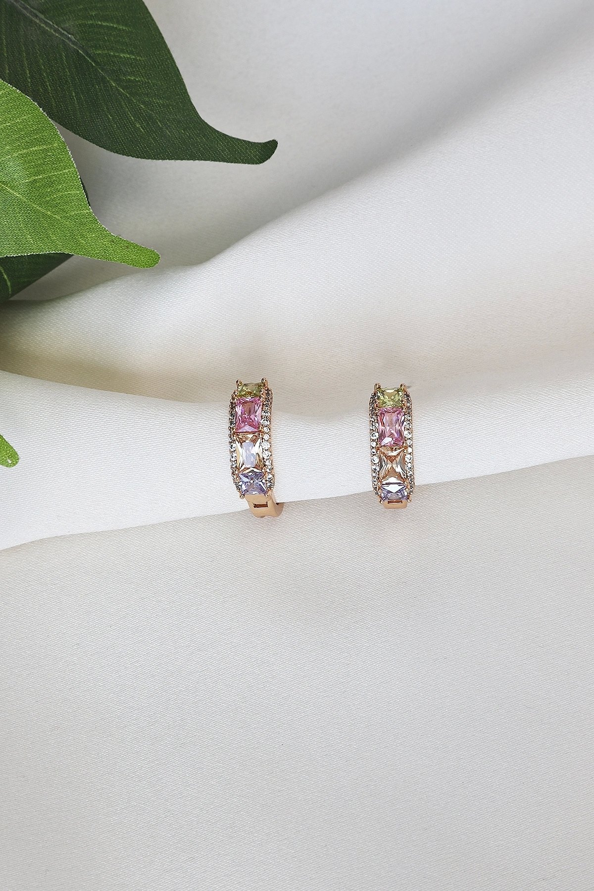 Zirkon Renkli Taşlı Çelik Küpe