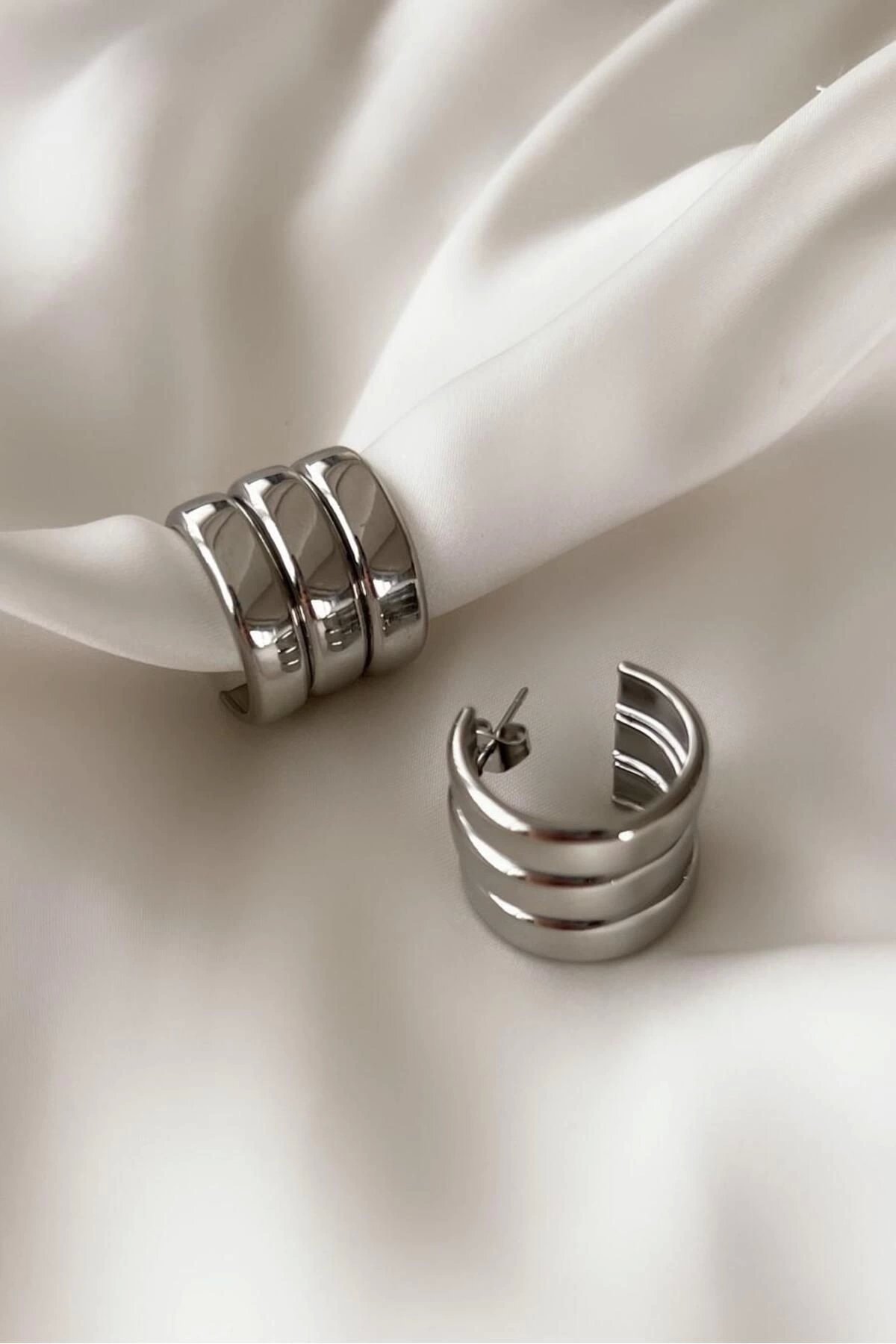 ÇELİK GÜMÜŞ ÜÇLÜ GÖRÜNÜMLÜ HALKA KÜPE