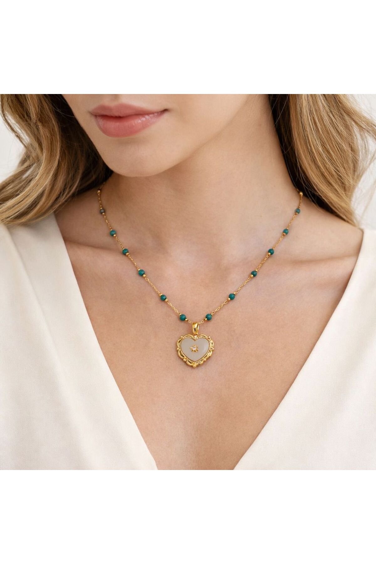 ÇELİK MAVİ BONCUK DETAYLI SEDEFLİ KALP KOLYE