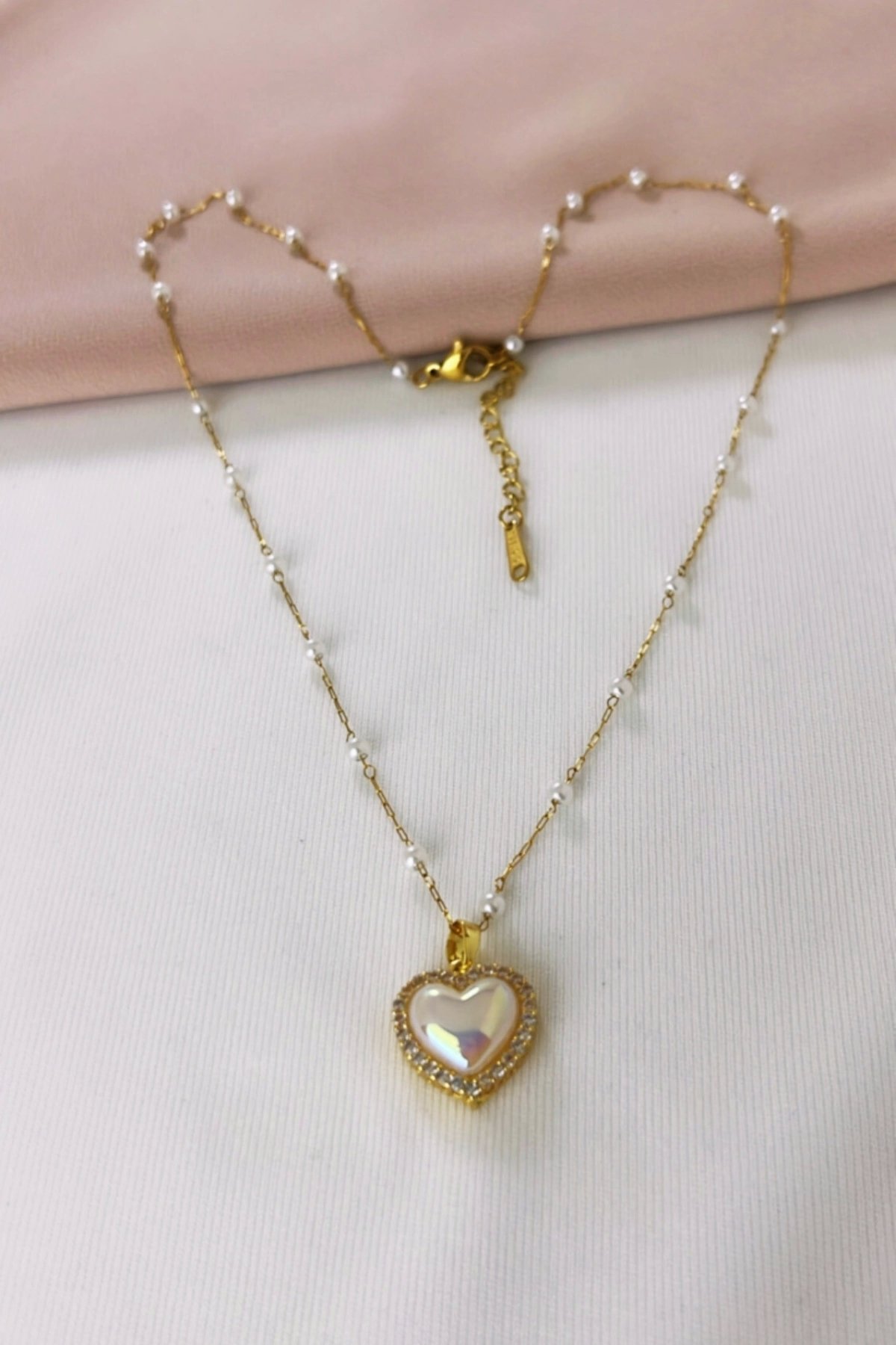 İNCİLİ ÇELİK KALPLİ KOLYE