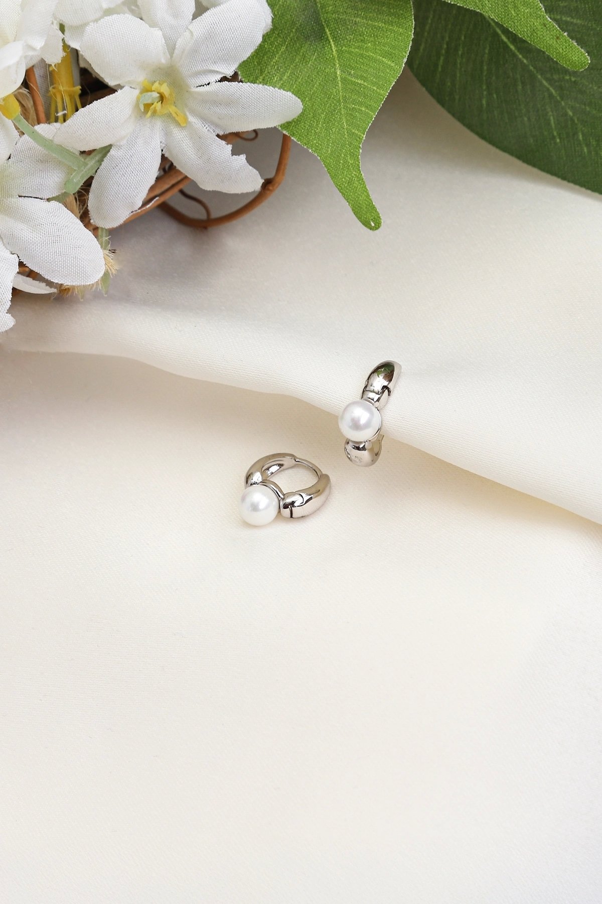 İnci Detaylı 316L Çelik Silver Kadın Küpe