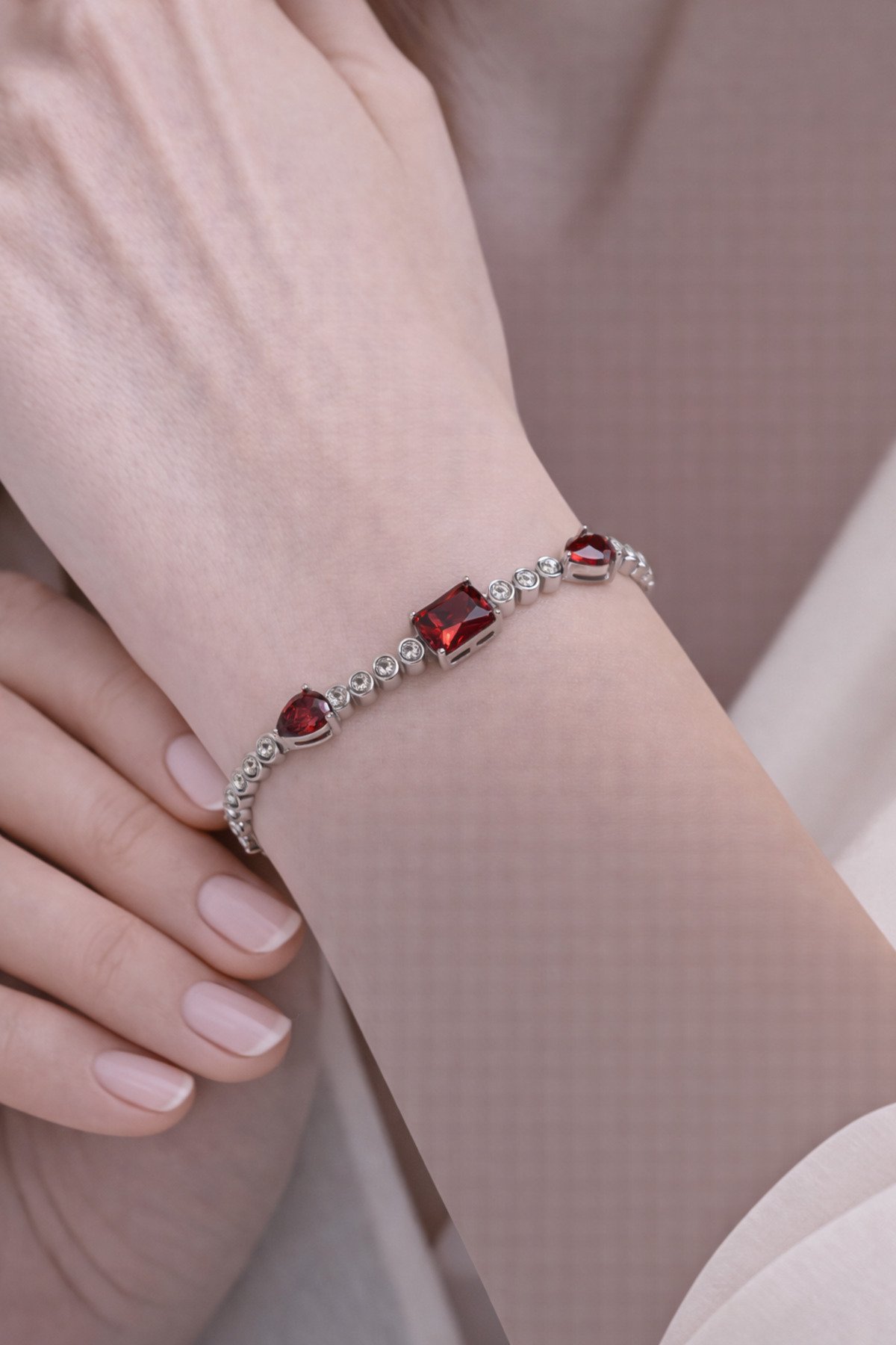 Kırmızı Taş Detaylı Çelik Bileklik