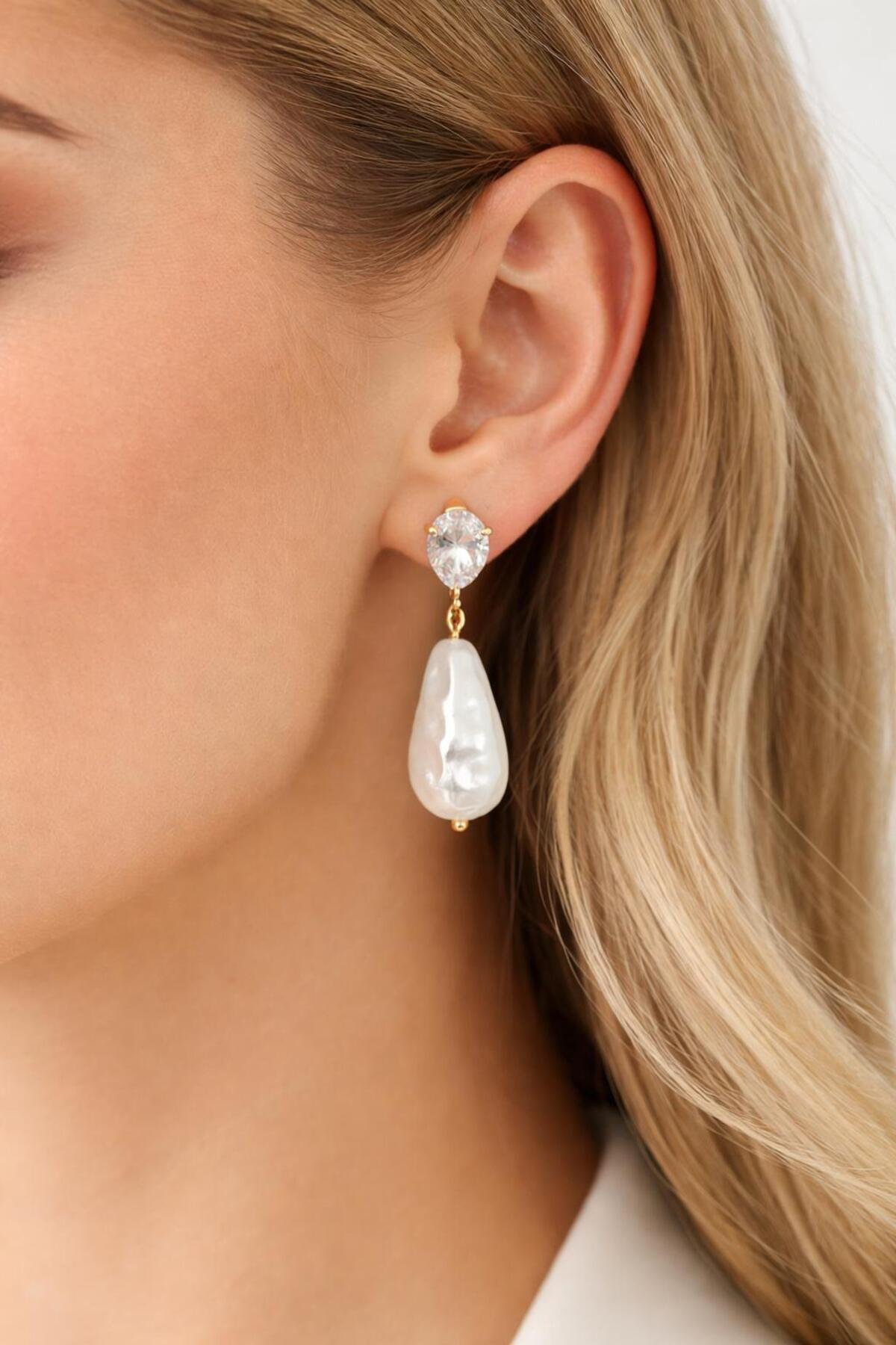 Gold Damla İnci Detaylı Zirkon Taşlı 316L Çelik Küpe