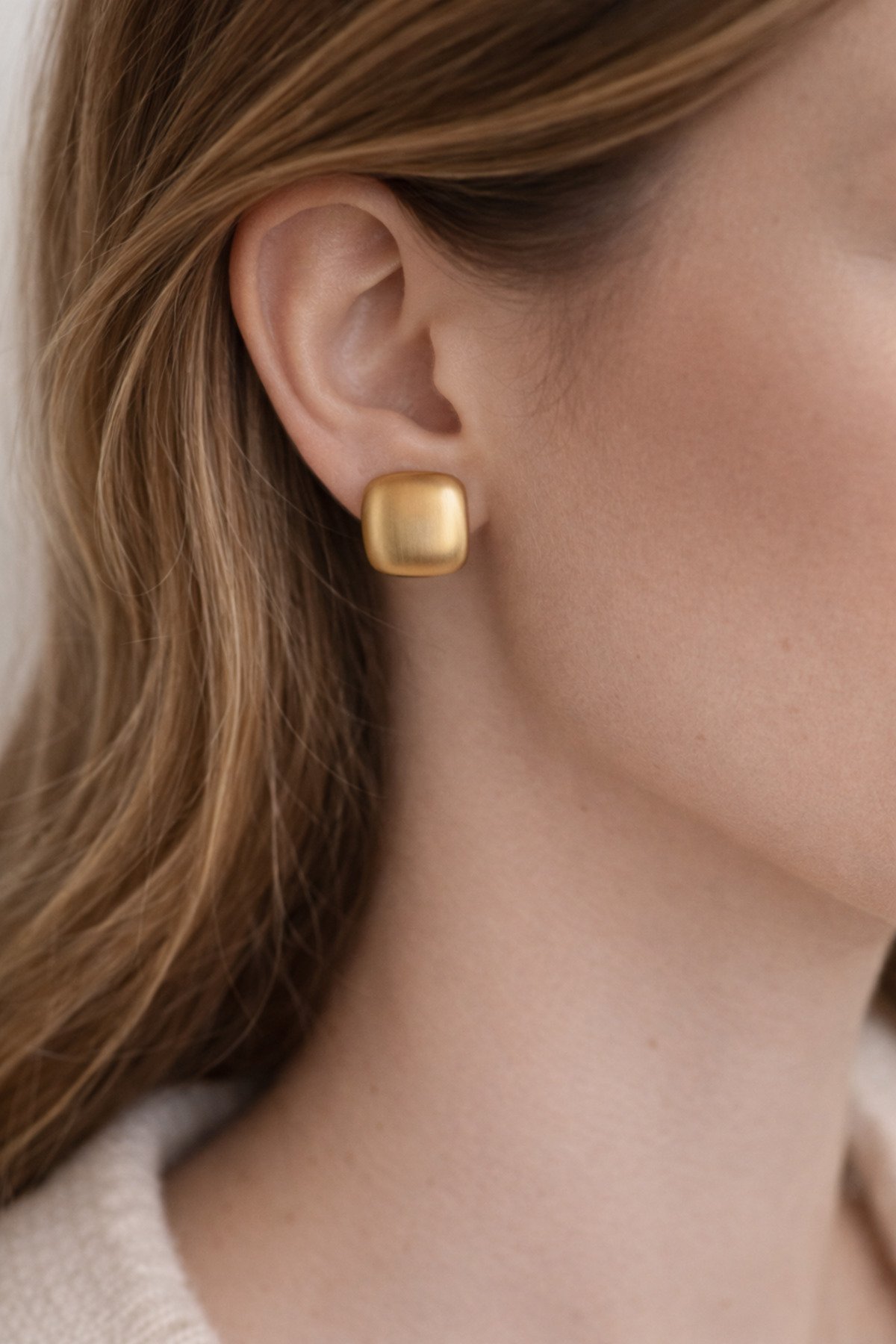 Çelik Bombeli Plaka Küpe